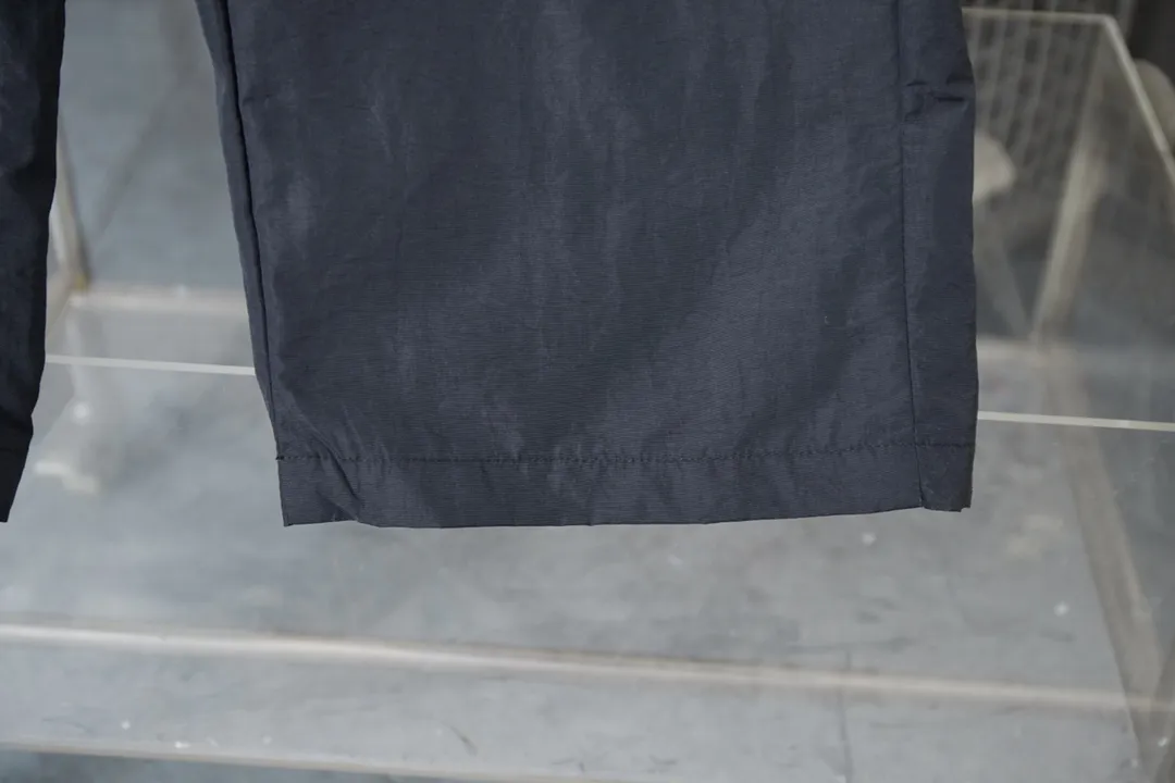 Balenciaga 𝘽𝘼𝙇𝙀𝙉𝘾𝙄𝘼𝙂𝘼 BLCG 25SS 71 Lamborghini co-branded printed waterproof jacket trousers Light luxury A must-have item for men and women’s daily commuting Correct version Welcome to compare Detailed features · Customized matte Taslan jacket fabric · The entire fabric is pre-treated with a waterproof coating · The interior is made of three-grade polyester bird's eye mesh · OS ultra-loose silhouette design · Side hidden pocket design · Elastic waistband design · Imported environmentally friendly glue screen printing technology · Original main mark washed tag brand packaging Color: Black Size: 46/48/50/52